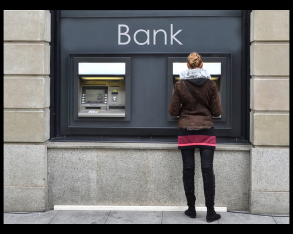 Chystáte sa na dovolenku? Takto ušetríte na výberoch z bankomatu